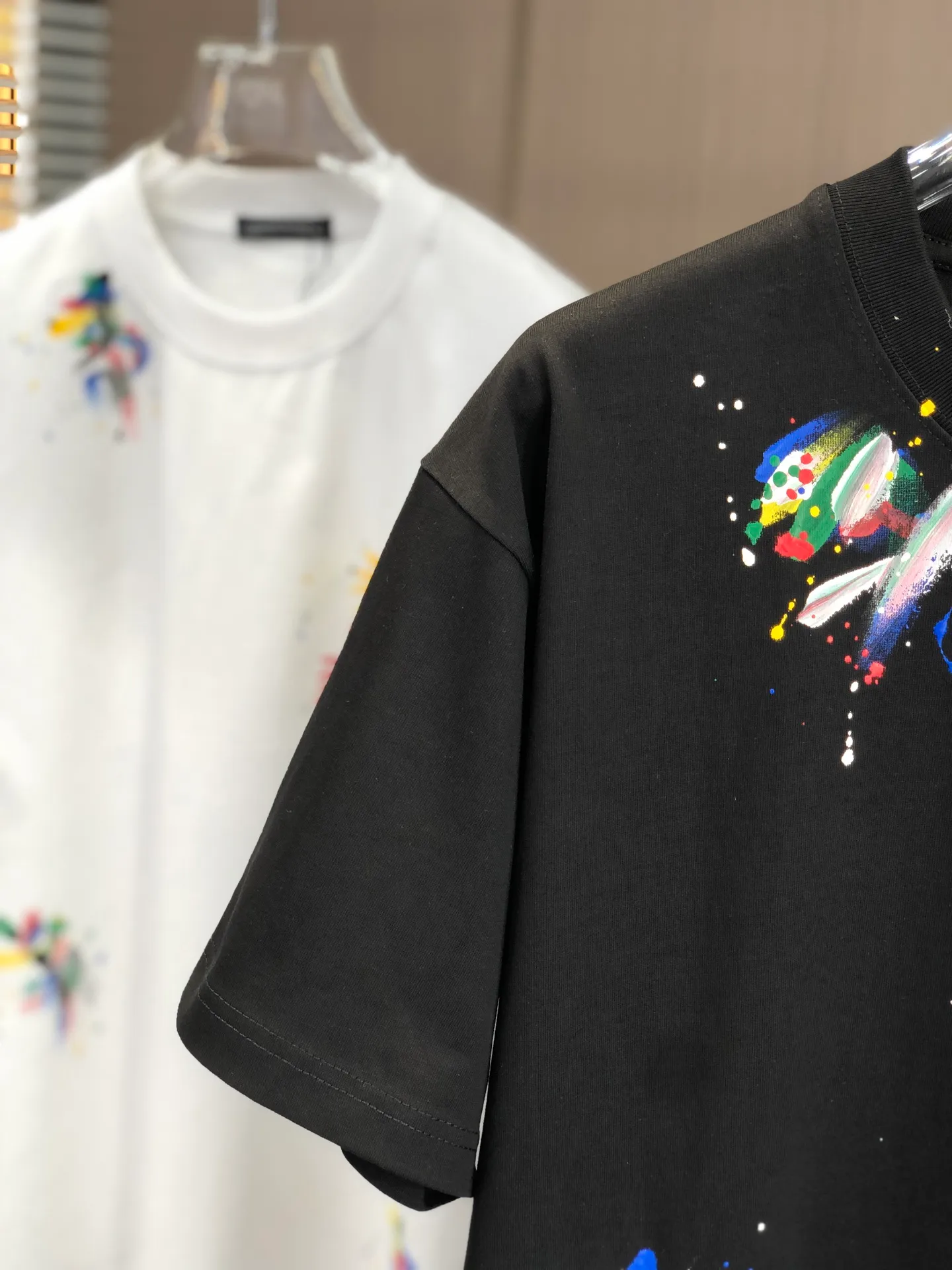 🅿️210 CH Cro 2025 spring and summer new round neck short sleeves. Large logo hand-painted technology uses high weight 320g double yarn combed cotton fabric. Slightly loose version. The fabric feels soft and thick. Same style for men and women. Color: black and white. Size: SMLXLXXL